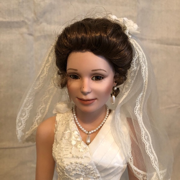 “Camellia” A porcelain bride doll from Ashton-Drake Galleries, by Bill Hanson. - Picture 6 of 8